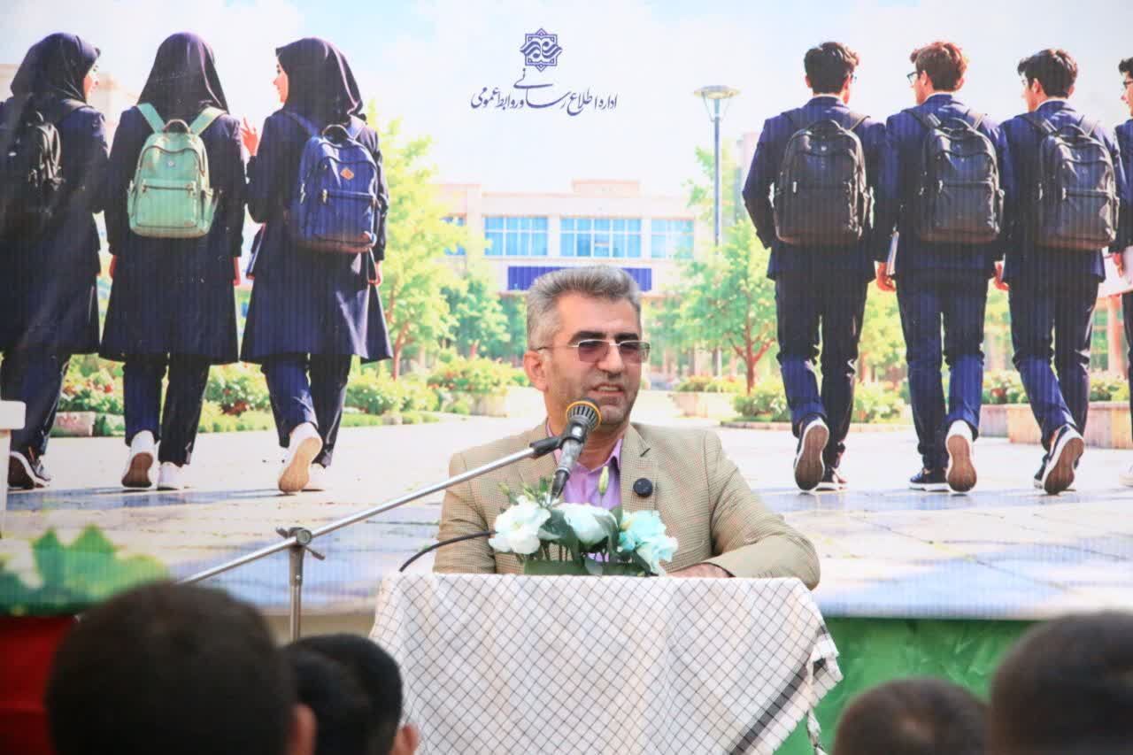 دانش‌آموزان پایه هفتمی استان سمنان سال تحصیلی جدید را با شعار «کیفیت، عدالت و هویت» آغاز کردند