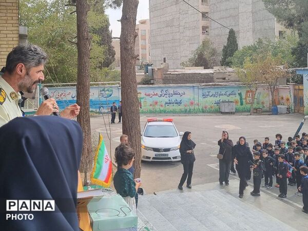 تجلیل از حافظان نظم و امنیت در دبستان فرهنگ شهرستان قدس 