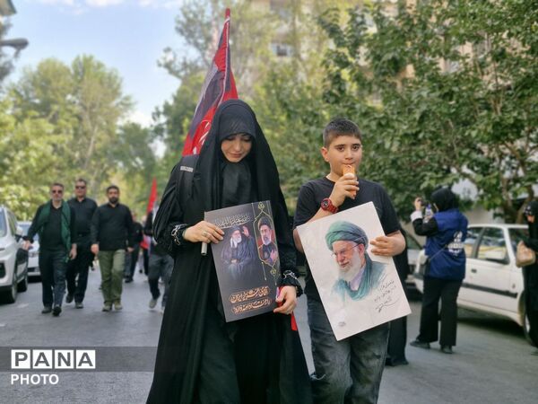 حضور پرشور مردم در خیابان فلسطین برای بدرقه رهبر