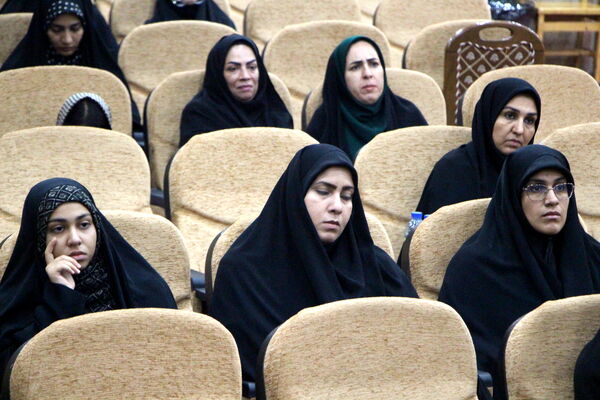 نشست معلمان شهر یزد با محسن قنبریان در یزد