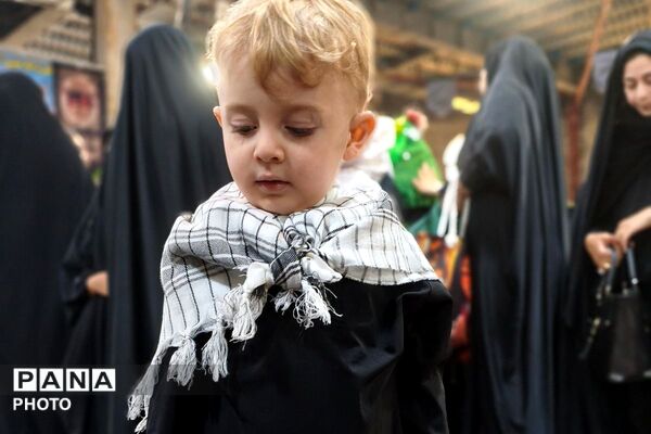 حضور مادران و نوزادان شش ماهه در همایش شیرخوارگان حسینی