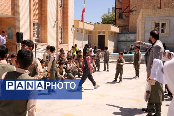 برپایی بازارچه تمام تشکلاتی در دبستان شهید ناصری