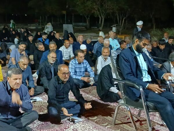 مراسم شبی با شهدا در محل گلزار شهدای روستای بزنجرد شهرستان خلیل‌آباد