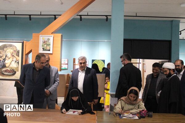 نمایشگاه آثار منتخب دانش‌آموزان با موضوع جنگ رمضان در مرند