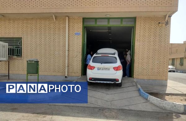 بانوان حاجی‌آباد در کارگاه تعمیرات ماشین