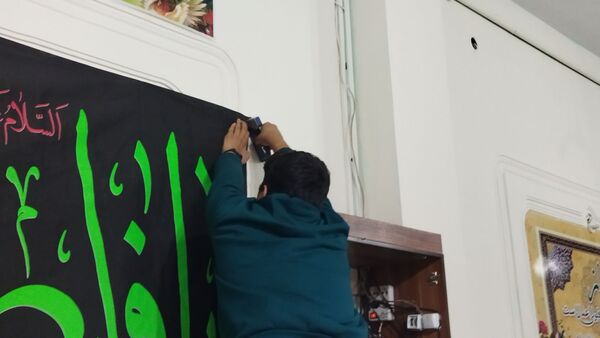 آماده‌سازی نمازخانه دبیرستان شاهد برای استقبال از شهید گمنام