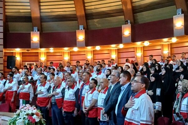 تجلیل از داوطلبان و نجاتگران هلال احمر در جنگ رمضان 