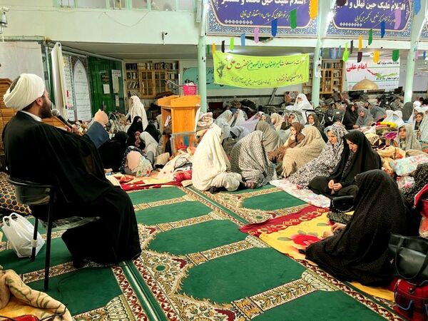 مراسم اعتکاف مادر دختری در مسجد صاحب الزمان آشخانه