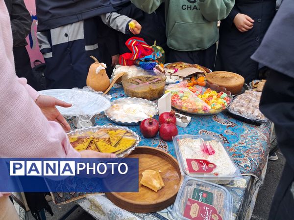 بازارچه دست‌ساخته‌های دانش‌آموزی در دبیرستان بهار آزادی قائمشهر