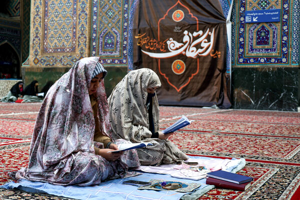 قرائت دعای‌ام داوود در حرم مطهر رضوی 