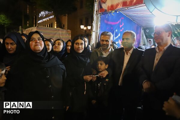 خروش شبانه «ناحیه ۵» در قلب غرفه؛ میعادگاهِ مقاومت و استکبارستیزی