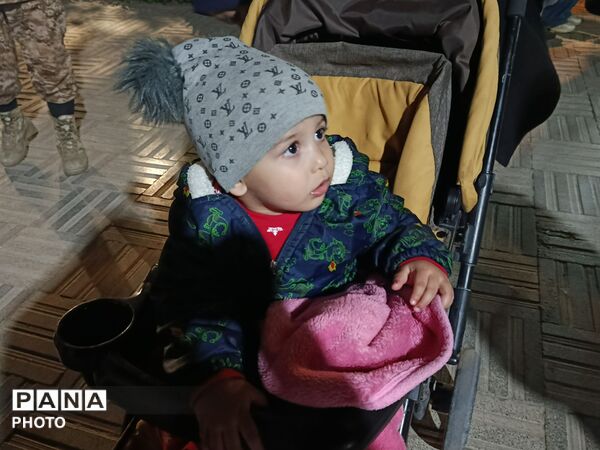 کودکان ایران حتی با کالسکه و سن کم هم پای آرمان های انقلاب اسلامی ایران ایستاده اند