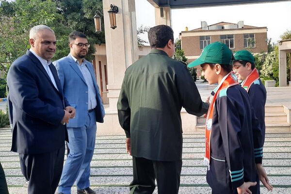 استقبال دانش‌آموزان پیشتاز از فرمانده سپاه استان تهران در اداره کل آموزش و پرورش شهرستانهای تهران