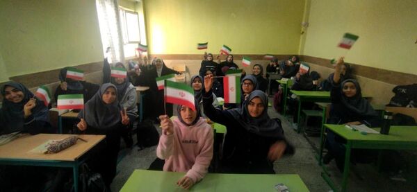 جشن با شکوه انقلاب در دبیرستان فدک منطقه ۱۲