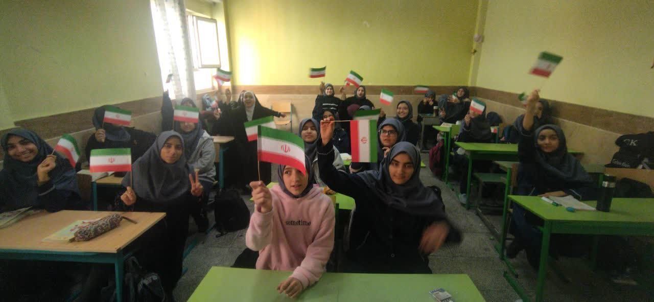 جشن با شکوه انقلاب در دبیرستان فدک منطقه ۱۲
