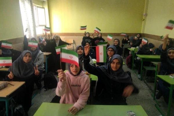 جشن با شکوه انقلاب در دبیرستان فدک منطقه ۱۲