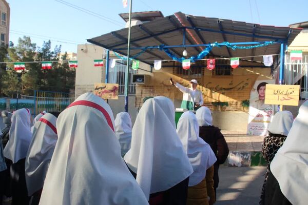 اجتماع استکبار ستیزی و رویداد پلاکاردنویسی دانش‌آموزان سمنان