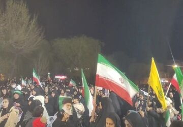 حضور حماسی مردم شهرستان دورود تا پیروزی رزمندگان اسلام در خیابان 
