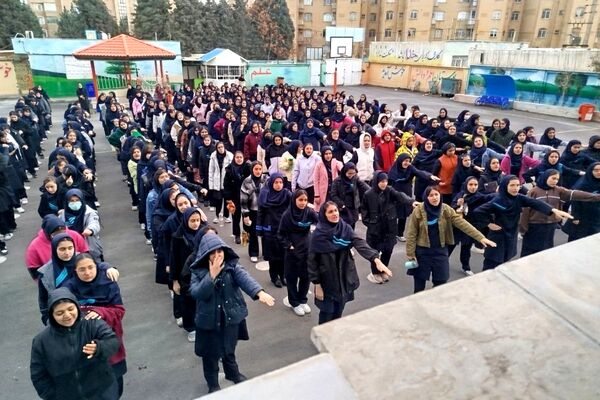 تجلیل از دانش آموزان ممتاز دبیرستان عطیه 