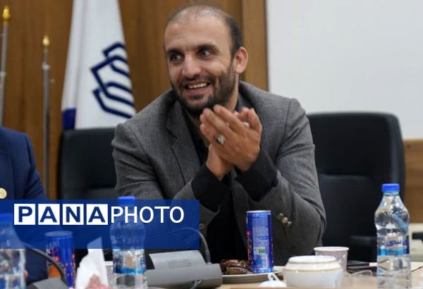 نشست خبری مدیرکل نوسازی مدارس استان اصفهان با دانش آموز خبرنگاران پانا