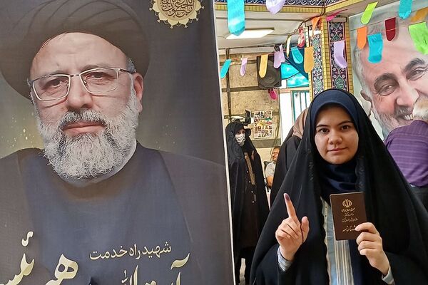 حضور پرشور مردم شهرستان ورامین و منطقه خیرآباد در پای صندق های رای