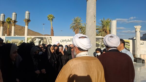 بازدید دانش‌آموزان کاروان عمره دختران از موزه مکه و مسیر تاریخی حدیبیه
