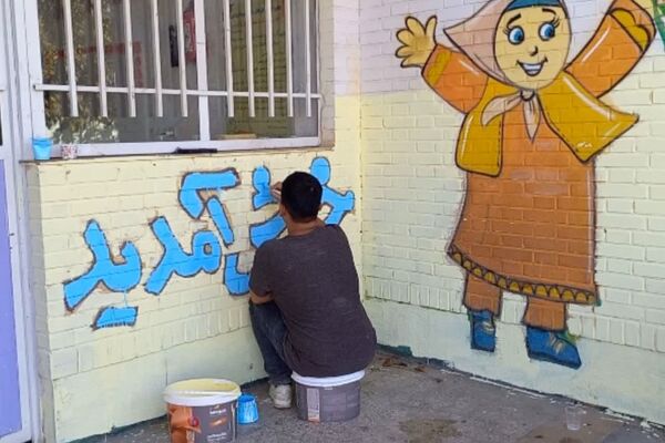 بچه‌ها پای کار زیبا سازی مدارس کم برخوردار در راستای عدالت آموزشی 
