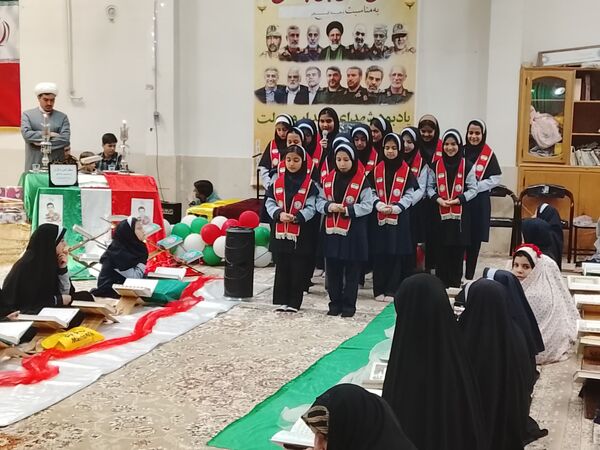 محفل انس با قرآن با حضور دانش آموزان دبستان دخترانه ناهید نخودی