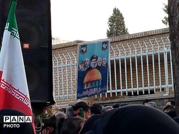 دانش آموزان کرمانی در سوگ «شهدای دبستان شجره طیبه میناب»