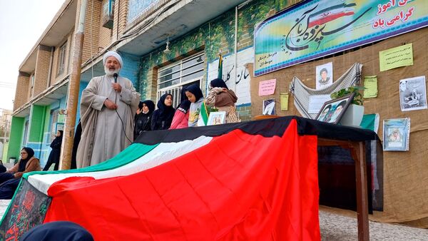 مراسم روز دانش‌آموز در دبیرستان هوشنگی