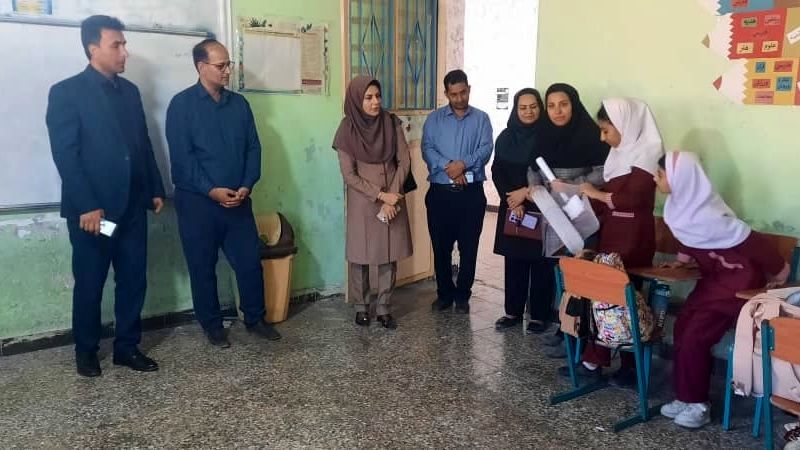 بازدید مدیر آموزش و پرورش حاجی آباد از دبستان استقلال