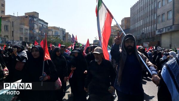 حضور گسترده و حماسی مردم ایران در تشییع پیکر رهبر شهید انقلاب