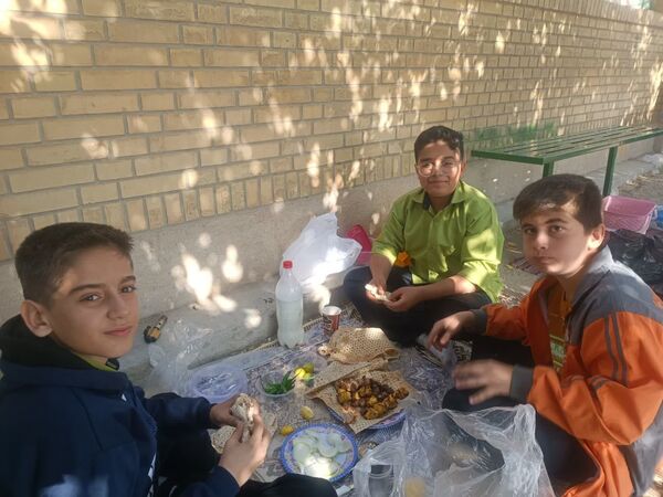 ناهار وحدت با طعم  شادی و لذت در مدرسه شاهد حاج مصلحیان