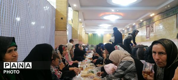 ضیافت افطاری و اقامه نماز جماعت در روز چهارم ماه مبارک رمضان در حسینیه شهر بار نیشابور 