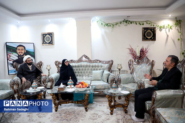 دیدار معاون پرورشی و فرهنگی وزارت آموزش و پرورش با خانواده شهید آرمان علی‌وردی
