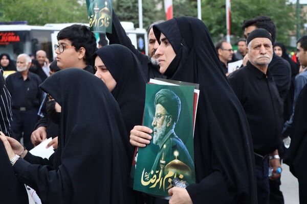 سیل خروشان زائران و مجاوران رضوی در مراسم تشییع پیکر شهدای خدمت