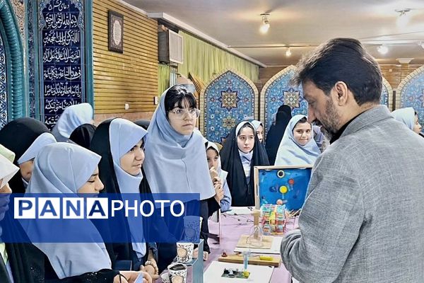 نمایشگاه پژوهش به مناسبت هفته پژوهش در دبستان حکمت نبوی ناحیه دو شهرری 