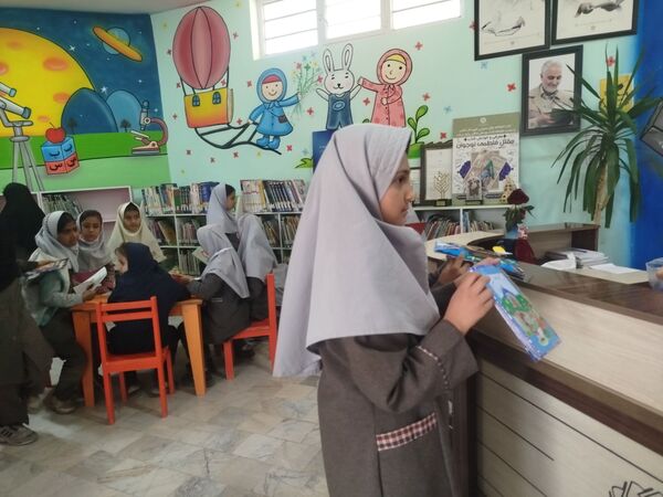 ساخت کتابچه‌های دست‌ساز در دبستان شهید نجفی فدافن
