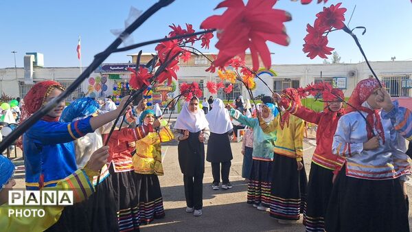 جشن آغاز سال تحصیلی در دبستان سمیه