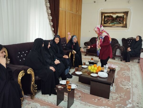 دیدار اعضای انجمن اسلامی هنرستان بصیرت آشخانه با همسر جانباز رسایی پور