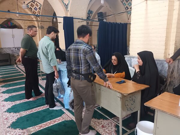حضور مسئولان، مردم و رای اولی‌های چناران پای صندوق‌های رای در میدان انتخابات 