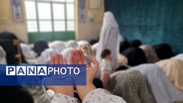 شرکت دانش‌آموزان در نماز جماعت