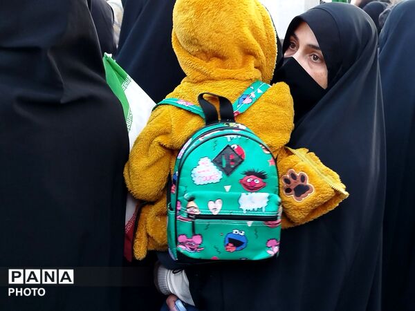 دانش آموزان کرمانی در سوگ «شهدای دبستان شجره طیبه میناب»