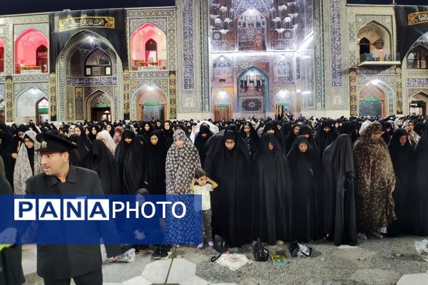 برگزاری نماز جماعت در حرم مطهر امام رضا (ع)