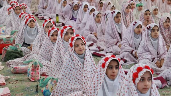  جشن عبادت ۱۵۰۰ دانش‌آموز دختر میبدی در هفته گرامیداشت امور تربیتی و تربیت اسلامی