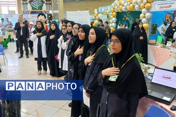 برگزاری نمایشگاه دستاوردهای دانش آموزان دخترانه دبیرستان حکمت ناحیه دو شهرری 