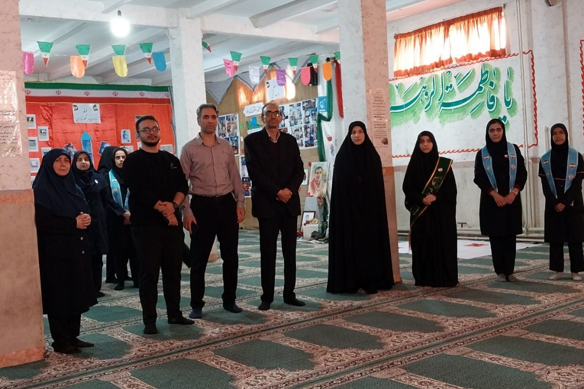 نمایشگاه مدرسه انقلاب در دبیرستان جوادالائمه بهارستان‌دو