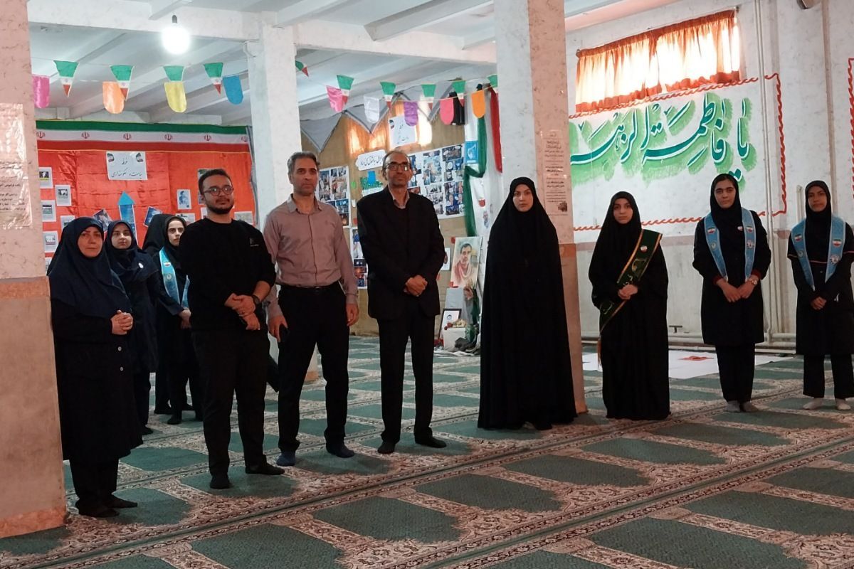 نمایشگاه مدرسه انقلاب در دبیرستان جوادالائمه بهارستان‌دو
