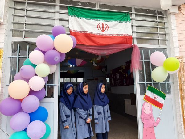 زنگ نیایش همراه با بهار علم و دانش در مدرسه شهید جواهری دو