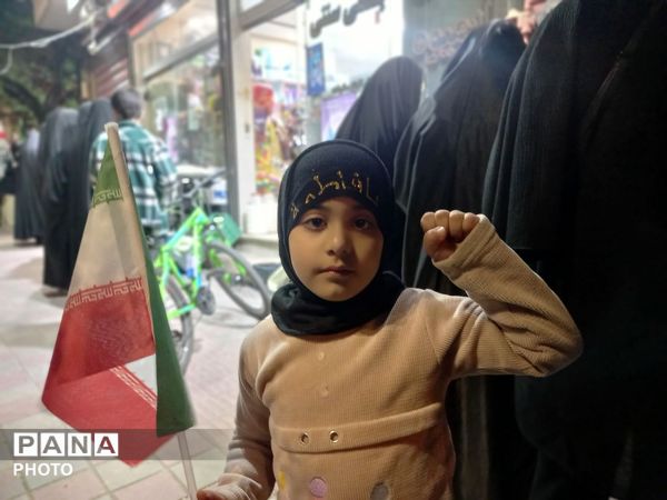 حضوری شبانه با پرچم پرافتخار ایران